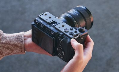 Imagen de uso en la que se muestra cómo se transporta la FX3, con varios controles visibles en las partes superior y posterior