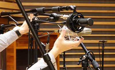  Sony C-100-mikrofon i en professionel optagelsesopstilling.