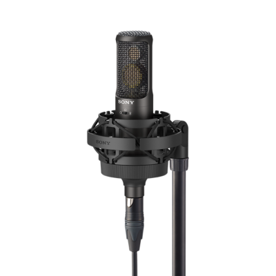 מיקרופון קונסרבי Sony C-100 מותקן על תושבת נגד זעזועים.