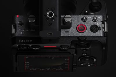 Imagen de producto en la cual se muestra a la FX3 con el botón de grabación iluminado en rojo