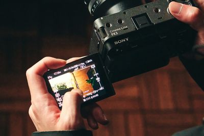 Imagen de uso en la que se muestra la rotación en varios ángulos de la pantalla LCD y la manipulación del panel táctil