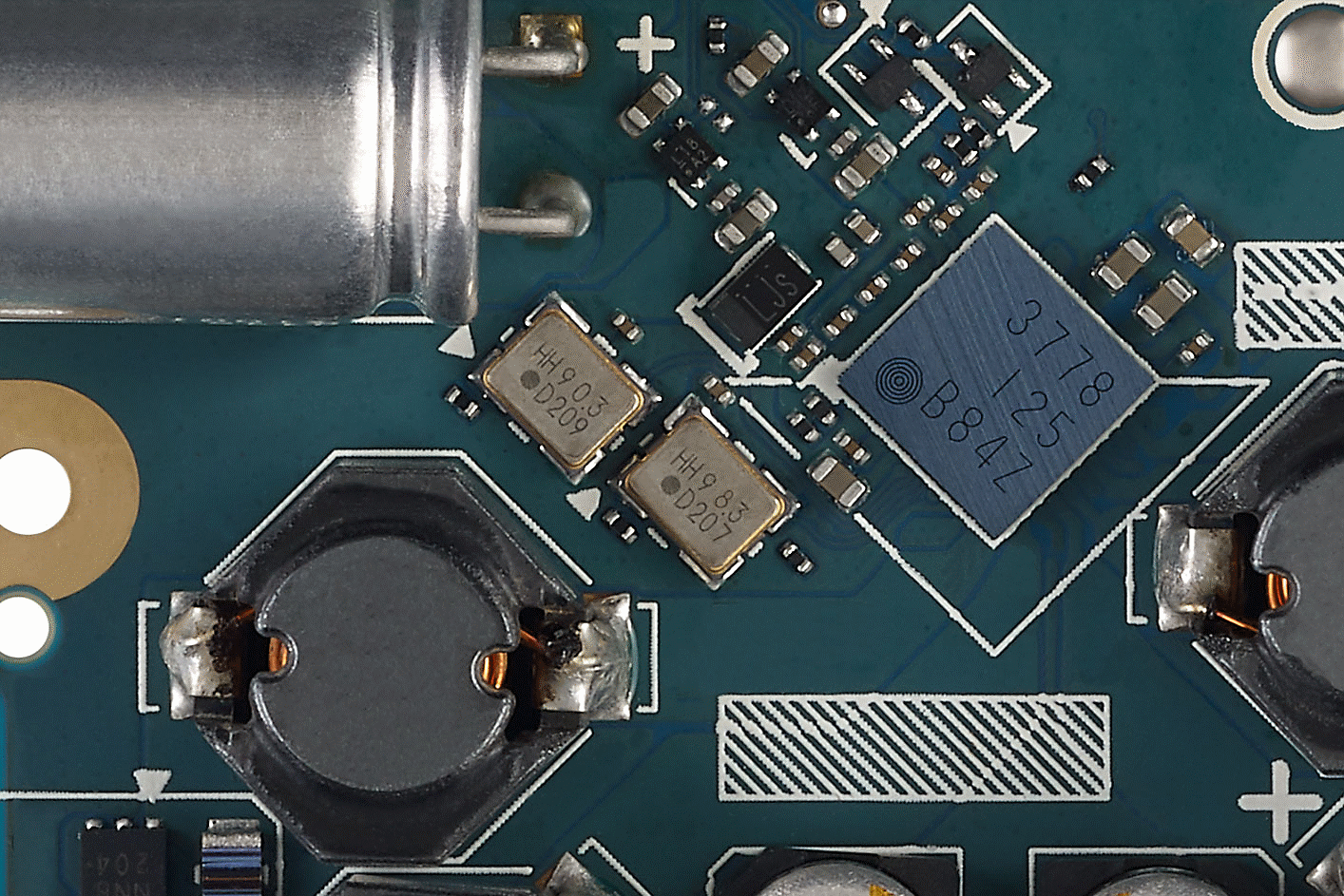 Une image des oscillateurs à quartz, dans le NW-ZX707.
