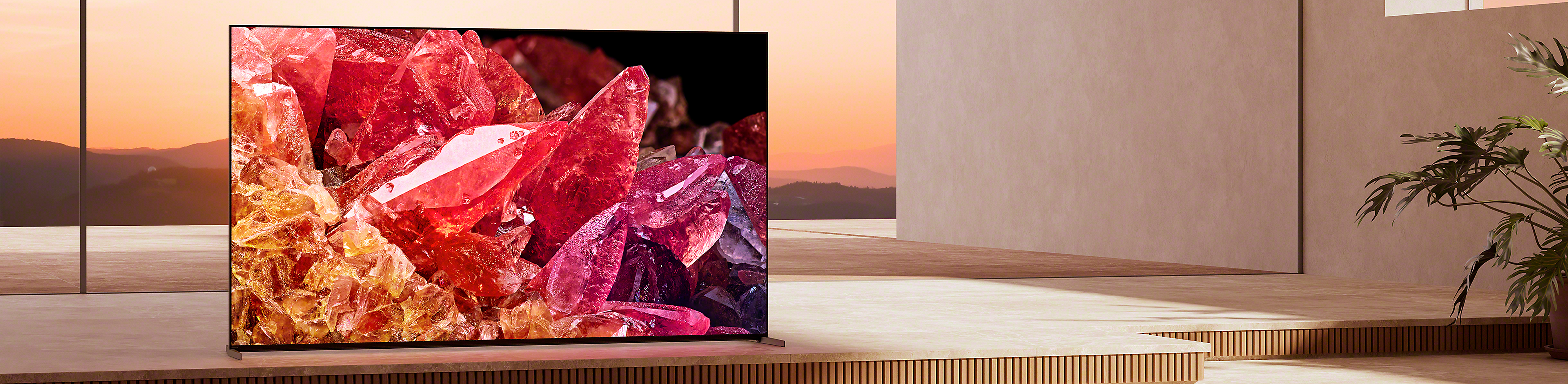 BRAVIA X95K 放在客廳的木檯上，螢幕上有紅色及橘色的水晶影像