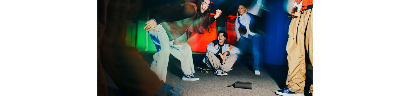 Thưởng thức âm thanh mạnh mẽ từ một thân loa nhỏ gọn dù ở ngoài trời