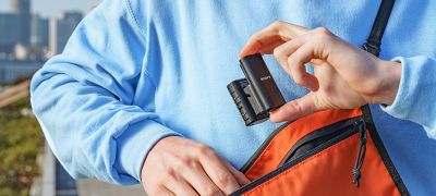 Imagen de una persona sacando el ECM-W2BT de su bolsillo