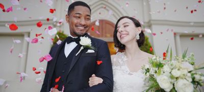 Усмихнатите и прегърнати младоженци са заснети със светкавица