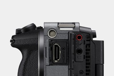 Image produit montrant une vue latérale de la FX3 avec le port HDMI et les bornes pour le micro et le casque