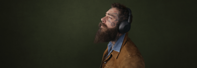 Imagem de um artista usando os fones de ouvido WH-1000XM6