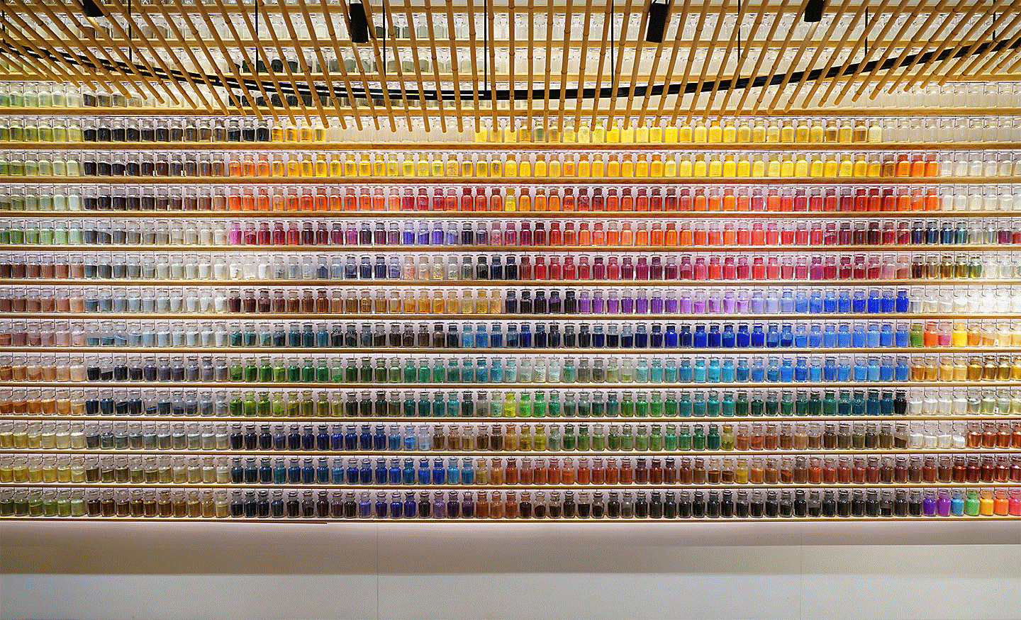 Eksempelbilde av en vegg full av fargerike flasker