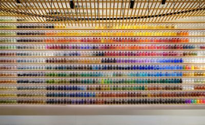 תמונה לדוגמה של קיר עם בקבוקים צבעוניים