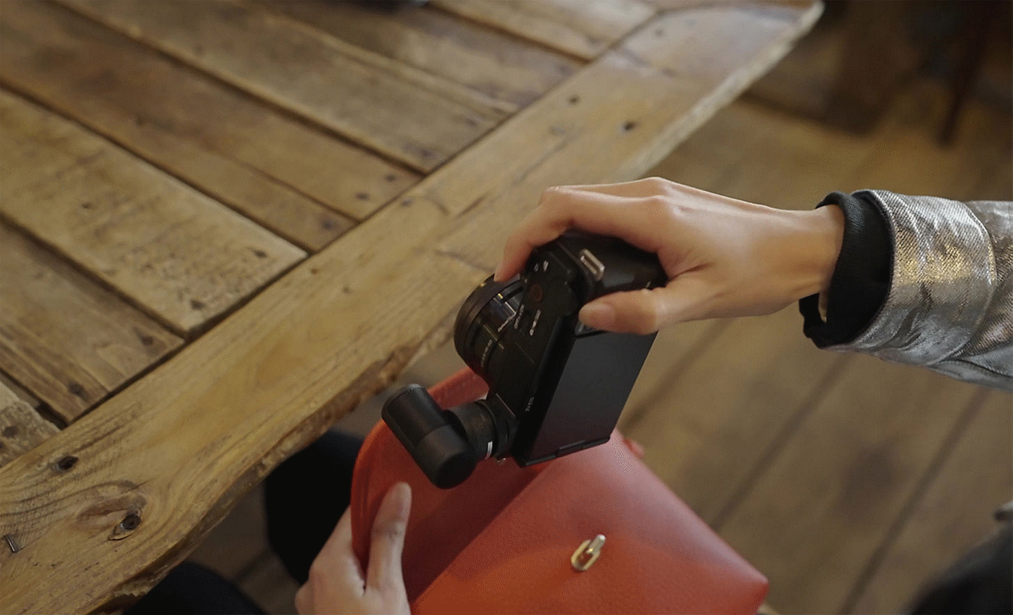 Foto del ECM-G1, que es tan compacto que puedes llevarlo junto con tu cámara en tu bolso de uso diario con facilidad.