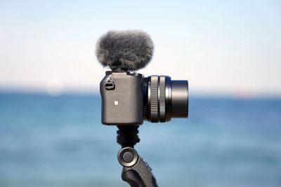Fotoğraf makinesinin ve MI yuvasıyla bağlanmış ECM-G1'in fotoğrafı