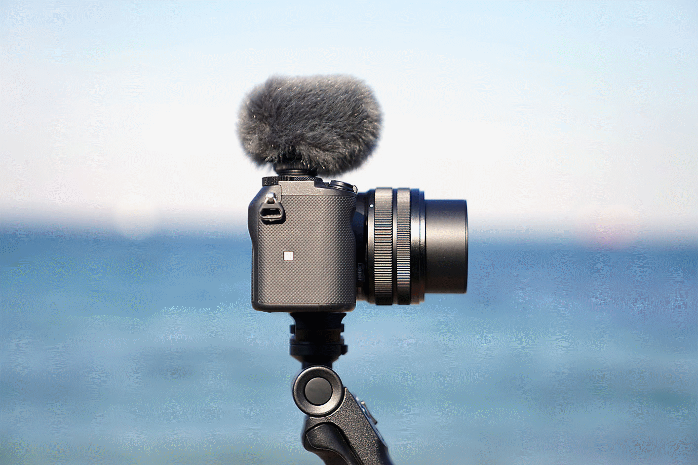 Fotografie fotoaparátu s mikrofonem ECM-G1 připojeným přes patici MI