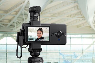3,5 mm çıkış jakıyla bir bilgisayara bağlanmış ECM-G1'in fotoğrafı.