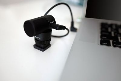 3,5 mm çıkış jakı ve adaptörle bir akıllı telefona bağlanmış ECM-G1'in fotoğrafı.