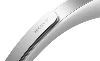 Záběr zblízka na část mostu přes hlavu bílých sluchátek 1000X THE COLLEXION s logem společnosti Sony
