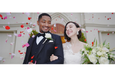 Imagen captada con flash de una pareja sonriente de recién casados