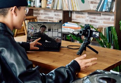 ZV-1 II를 웹캠으로 사용하는 사람의 이미지