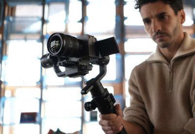 Bild von der Verwendung einer FX3 mit FE 24–50 mm F2.8 G-Objektiv auf einem Gimbal