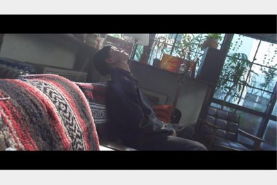 Hình ảnh một người nằm trên ghế sofa, được quay bằng ZV-1 II với Cài đặt Vlog chuẩn điện ảnh