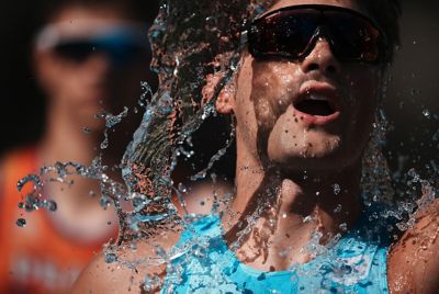 Hình ảnh ví dụ một vận động viên ba môn phối hợp đang bắn nước lên mặt mình