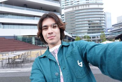 Ảnh selfie một người được chụp bằng ZV-1 II