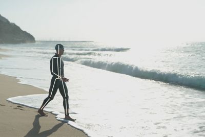 Hình ảnh ví dụ một người đàn ông đang đi dạo trên bãi biển