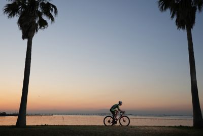 Závodní cyklista při západu slunce