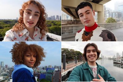 Hình ảnh hai người đàn ông và hai người phụ nữ, mỗi người đang chụp ảnh selfie