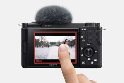 Hình ảnh một người chạm vào màn hình LCD để kích hoạt tính năng Theo dõi trong thời gian thực