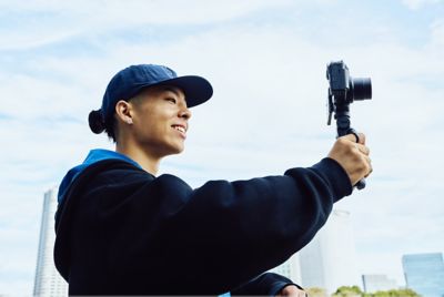 Hình ảnh một người đang quay vlog cầm tay