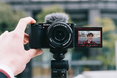 Chụp selfie bằng sản phẩm trong khi màn hình nghiêng đang mở