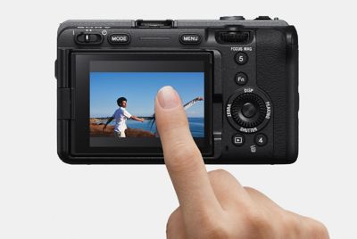 Hình ảnh chạm vào màn hình LCD để điều khiển lấy nét