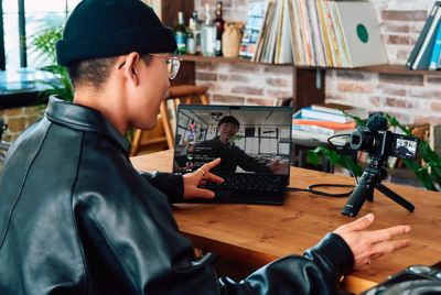 Hình ảnh một người đang dùng ZV-1 II làm webcam