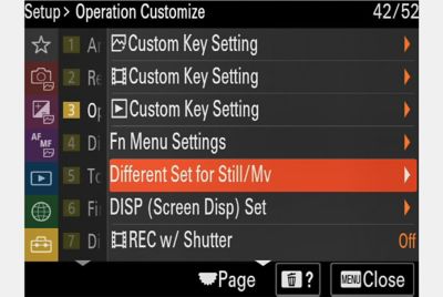 Nabídka nastavení „Operation Customize“ s kurzorem na položce „Different Set for Still/MV“