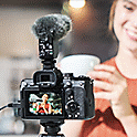 Snímka osoby vysielajúcej živé streamovanie fotoaparátom