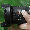 Kuva miehestä pitelemässä α7R V -kameraa, jonka pinta on märkä