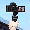 Slika fotoaparata ZV-1F sa opcionalnim rukohvatom za snimanje