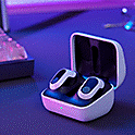 Τα ακουστικά INZONE Buds στη θήκη φόρτισης σε ένα γραφείο με πληκτρολόγιο