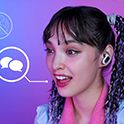 תמונה בתרשים שמציגה כיצד אוזניות הכפתור INZONE מבטלות רעשי רקע ומדגישות את הקול של מי שמרכיב אותן