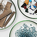 Uma gama de materiais reciclados dispostos em pratos de vidro