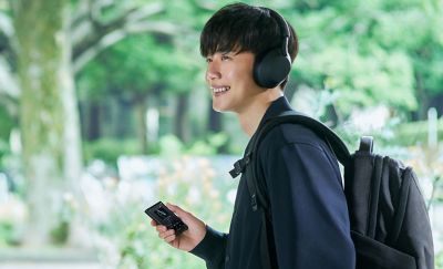 Bilde av en person som nyter bærbarheten til NW-A306.