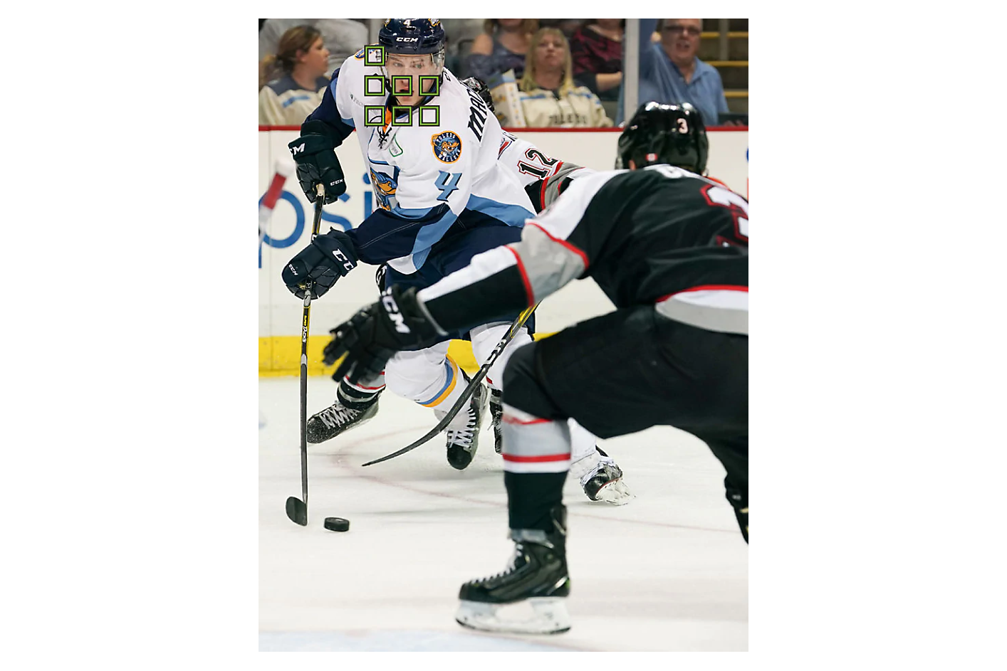 Dos jugadores de hockey luchan por el disco