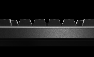 Esquina del teclado que muestra la carcasa de aluminio mecanizado.