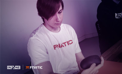 Mano de gamer usando el INZONE Mouse-A.