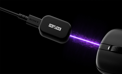 Adaptador e INZONE Mouse-A emitiendo un haz morado tipo láser.