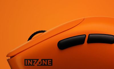 Vista lateral de un mouse naranja con el logotipo de INZONE sobre un fondo naranja