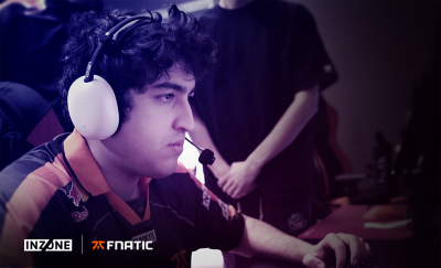 Các tuyển thủ thể thao điện tử Fnatic trên sàn đấu nhìn từ phía sau, kèm theo logo INZONE và Fnatic.