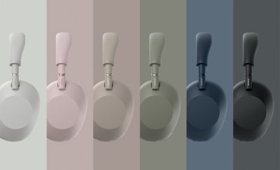 Una imagen de la gama de productos que muestra el perfil lateral de los audífonos tipo diadema Sony WH-1000XM6 en seis combinaciones de colores diferentes. Los colores son Platinum Silver, Midnight Blue, negro, Sand Pink, Sandstone y Olive Gray. Cada audífono está colocado sobre una franja vertical de fondo con bloques de colores que coinciden con su respectivo tono.