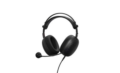 Vista de 360° de los audífonos tipo diadema negros sobre un fondo blanco